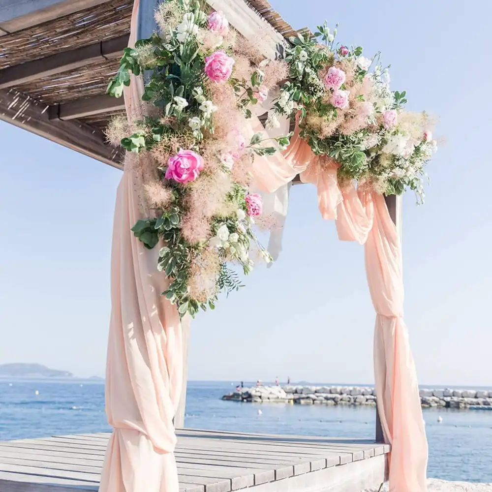 Arche de mariage avec pivoines et cotinus