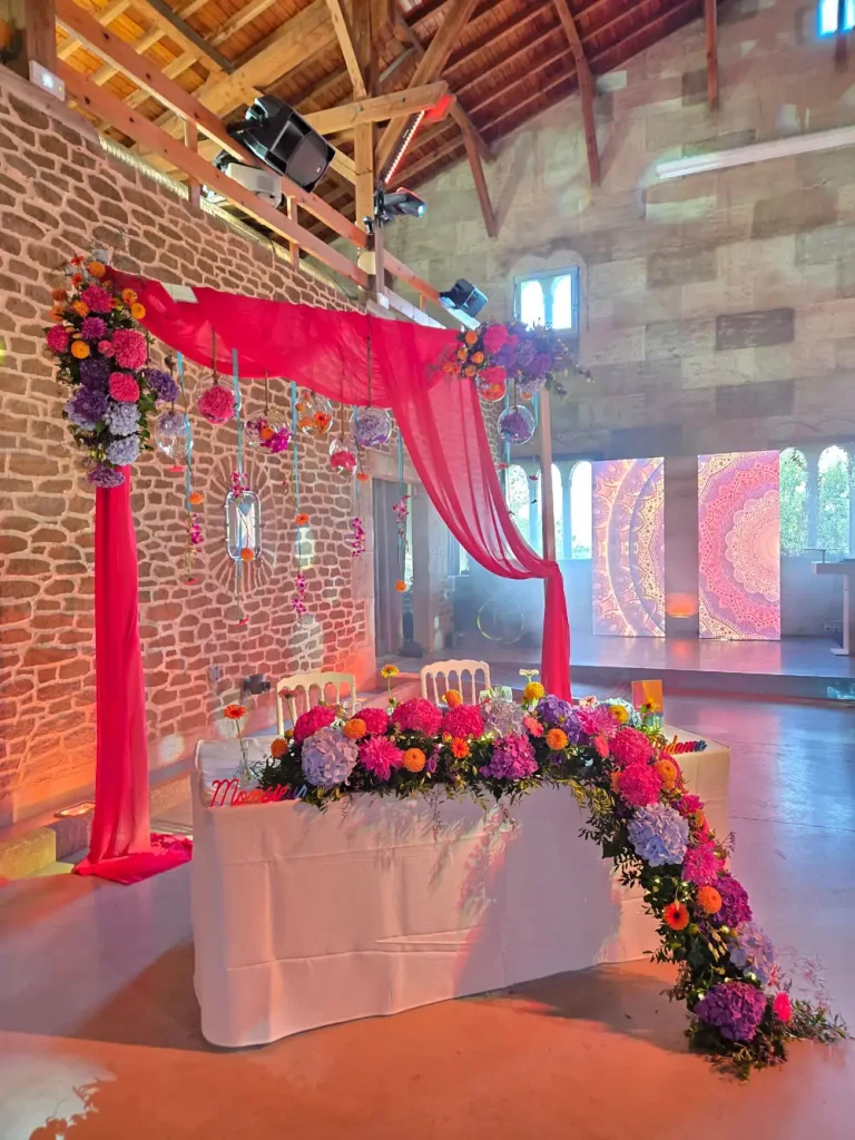 Arche de table fleuris des mariés avec hortensia et dahlia