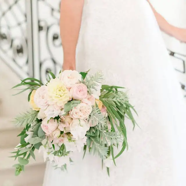 Bouquet de mariée rond avec pivoines et roses de jardin
