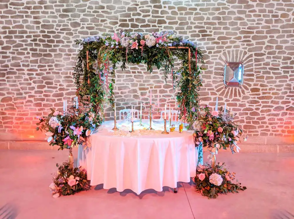 Scénographie table d'honneur mariage thème Bridgerton