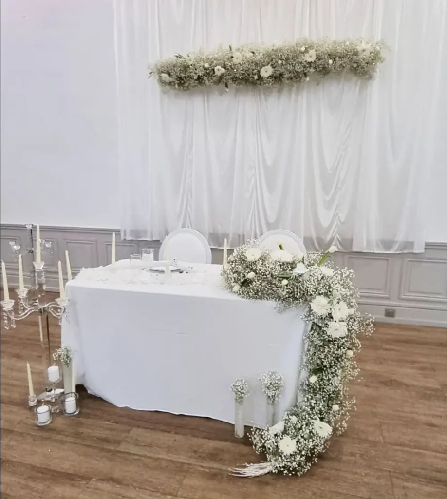 Scénographie table d'honneur gypsophile